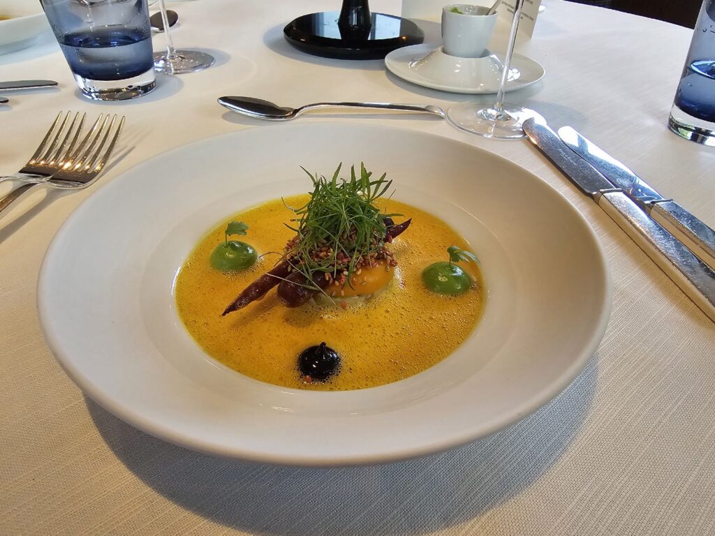 Zweierlei von der Gewürzkarotte in Kimchi-Currysud mit Spitzkohl Sesam und Karottengrün im Restaurant Lafleur in Frankfurt
