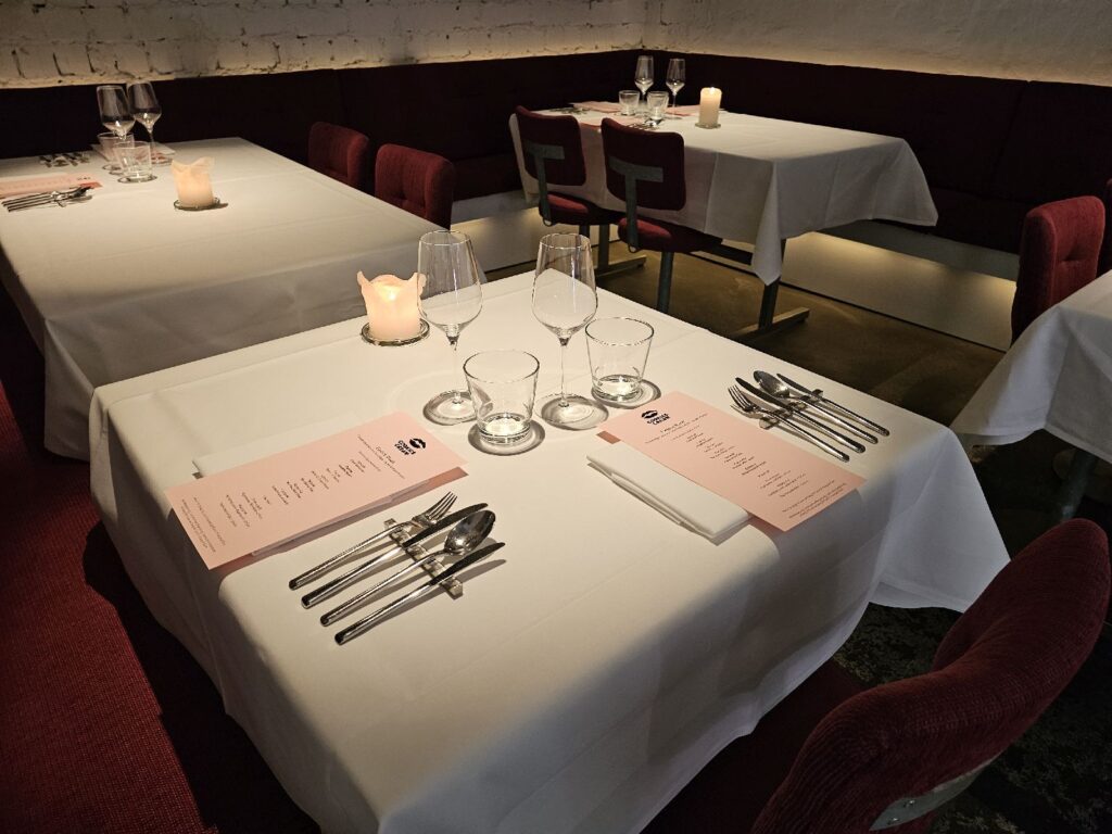 Ein eingedeckter Tisch im Cookies Cream in Berlin