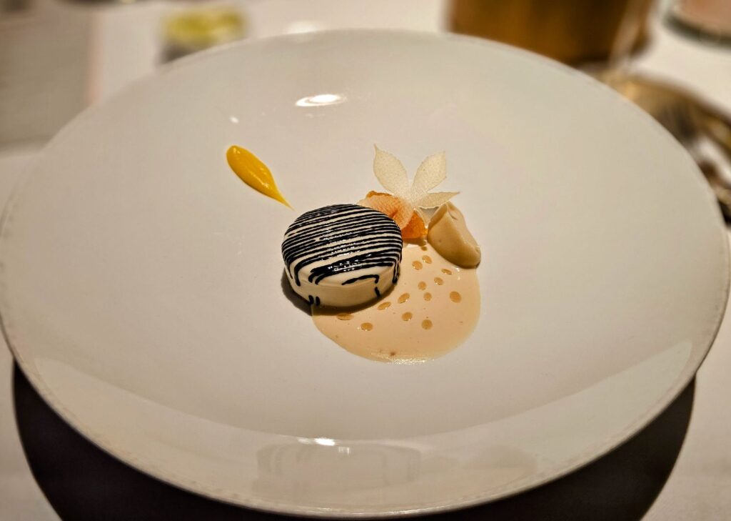 Sellerie, Macadamia, Yuzu im Cookies Cream in Berlin