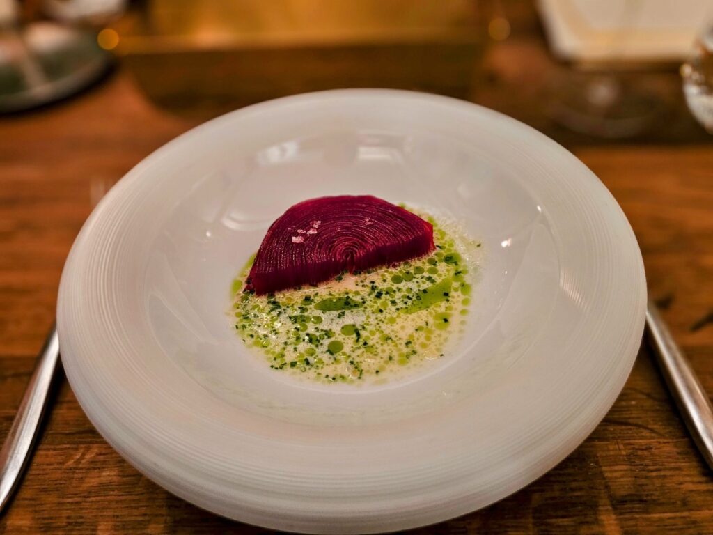 Beete in Butter gebacken, Meerrettich-Beurre Blanc & Dill im Tulus Lotrek in Berlin